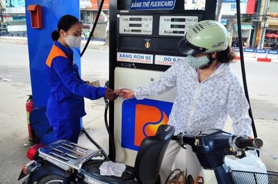 Giá xăng E10 tiếp tục giảm