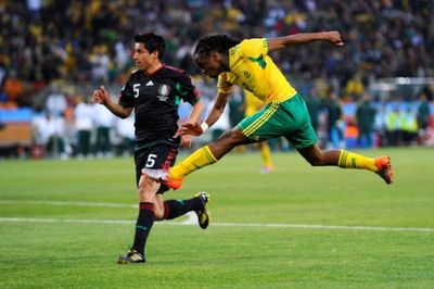 Người ghi bàn mở màn World Cup 2010 giờ ra sao?