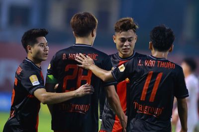Hàng thủ mạnh nhất V.League vỡ vụn ở Ninh Bình