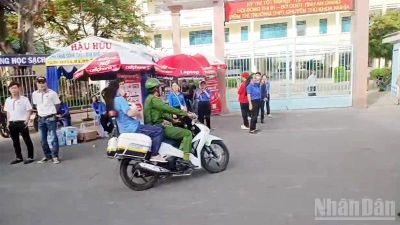 An Giang: Công an phường Châu Đốc đến tận nhà đưa thí sinh ngủ quên đi thi
