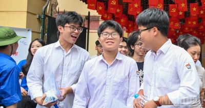 [Ảnh] Thí sinh hoàn thành môn đầu tiên trong kỳ thi tốt nghiệp trung học phổ thông năm 2026