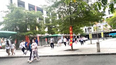 Chiều 11/6, thí sinh hoàn thành bài thi môn Toán kỳ thi tốt nghiệp Trung học phổ thông 2026