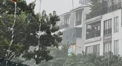 Cảnh báo mưa lớn cục bộ, mưa đá, gió giật mạnh ở Trung Bộ và Nam Bộ