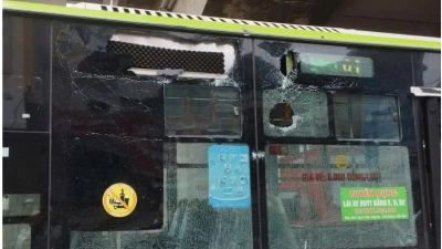Vật liệu rơi từ ga metro Văn Khê làm vỡ kính xe buýt BRT