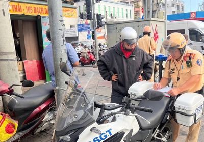 CSGT TPHCM xử phạt nhiều chủ xe máy do đi trên vỉa hè để 'né' kẹt xe