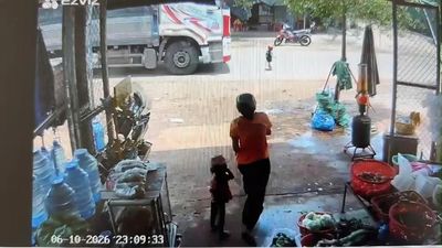 Bé trai 3 tuổi bị xe tải tông tử vong khi chạy qua đường