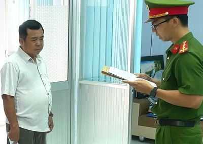 Khởi tố một cựu hiệu trưởng cùng 2 thuộc cấp