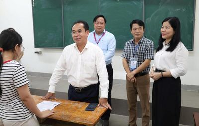 Lãnh đạo thành phố động viên, chúc thí sinh hoàn thành tốt kỳ thi Tốt nghiệp THPT 2026