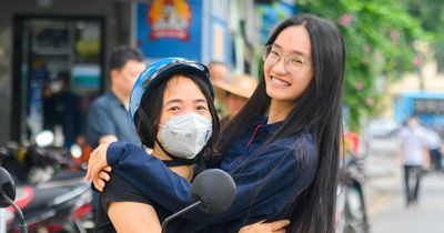 Phụ huynh ôm hôn, cổ vũ thí sinh bước vào ngày thi đầu tiên: