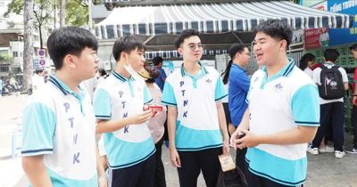 Thí sinh thích thú với đề Văn về quyền lực công nghệ