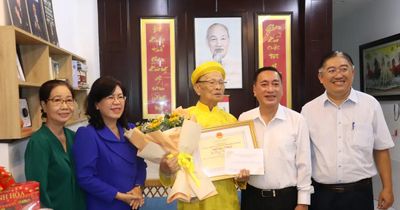 Trưởng Ban Tổ chức Thành ủy TPHCM thăm, chúc thọ người cao tuổi tiêu biểu