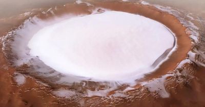 Cận cảnh hồ băng khổng lồ trên sao Hỏa