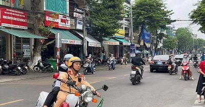 Chạy đua với thời gian, CSGT Quảng Ngãi giúp nữ sinh không lỡ Kỳ thi tốt nghiệp
