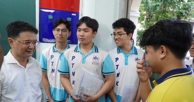 Phó Chủ tịch UBND TPHCM động viên thí sinh trước giờ thi tốt nghiệp