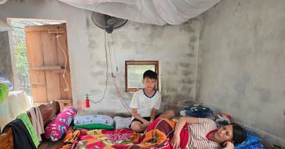 Ứa nước mắt câu khích lệ 'mẹ ơi cố lên' của cậu bé lớp 6 chăm mẹ liệt giường