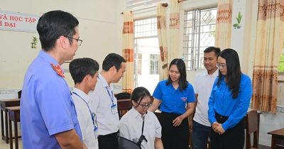 'Đôi tay' đặc biệt viết tiếp giấc mơ đại học cho nữ sinh tại Cà Mau