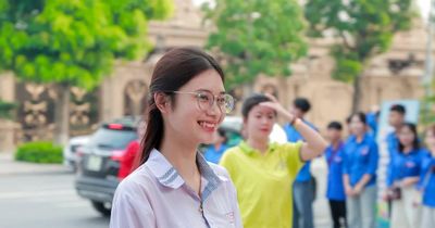 Thí sinh đến trường thi với sự cổ vũ nhiệt tình của tình nguyện viên