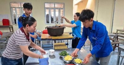 Ấm lòng những bữa cơm miễn phí mùa thi ở Quan Sơn