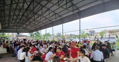 Hơn 300 suất ăn miễn phí tiếp sức sĩ tử thôn Đông Lâu 'vượt vũ môn'