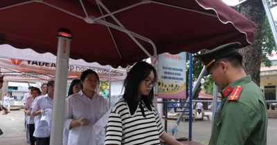 'Cửa từ' nhắc thí sinh không mang điện thoại, tài liệu vào phòng thi
