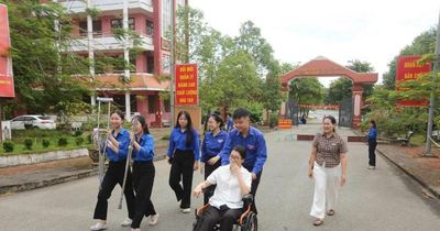 Nữ sinh ở Quảng Trị vừa phẫu thuật vẫn nén đau đến trường dự thi