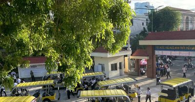 Trường dân tộc nội trú bố trí xe điện đưa đón sĩ tử đến điểm thi an toàn