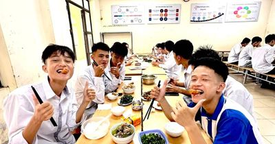 Bữa cơm yêu thương tiếp sức sĩ tử Hưng Yên