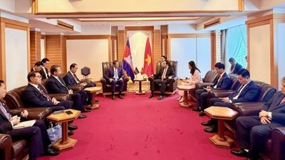 Phó Thủ tướng Lê Tiến Châu gặp Phó Thủ tướng Campuchia Sun Chanthol