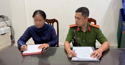 Bán 10 chiếc bánh rán giá 430.000 đồng cho khách nước ngoài, người bán hàng rong bị xử phạt