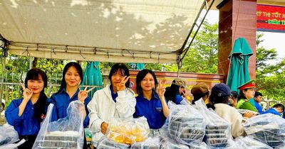 Thanh niên Gia Lai chuẩn bị sẵn cơm, mua kem tặng sĩ tử và phụ huynh