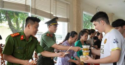 Thức từ tinh mơ nấu cơm tiếp sức học trò vượt biển đi thi
