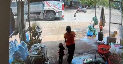 Chạy qua đường, bé trai 3 tuổi bị xe tải tông tử vong
