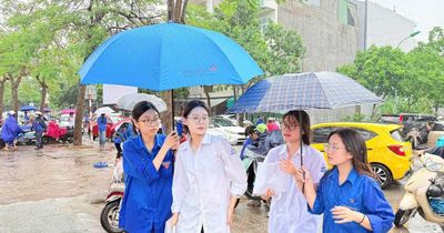 Thanh niên đất Cảng đội mưa tiếp sức sĩ tử