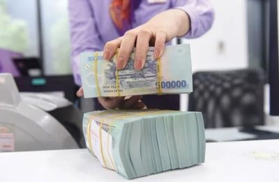 Vì sao tiền gửi cá nhân 'bỏ xa' doanh nghiệp?