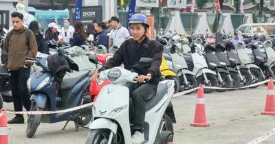 Hà Nội dự chi hơn 1.000 tỷ hỗ trợ người nghèo đổi xe xăng sang xe điện