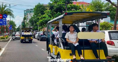 Nhà trường đặt xe điện du lịch đưa đón học sinh đi thi tốt nghiệp