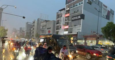 Mưa như trút nước, người dân TPHCM chật vật trên đường về nhà
