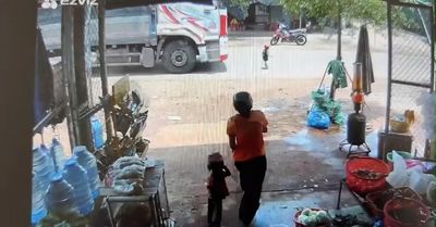 Bé trai 3 tuổi băng qua đường, bị xe tải tông tử vong