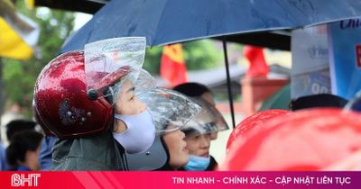 Phụ huynh Hà Tĩnh đồng hành cùng con trong kỳ thi tốt nghiệp THPT