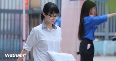 Thí sinh tốt nghiệp THPT bước vào bài thi đầu tiên - môn Ngữ văn