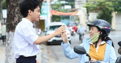 Cha mẹ hồi hộp ngoài cổng trường, âm thầm tiếp sức con trong kỳ thi tốt nghiệp THPT 2026
