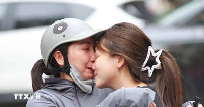 Khi tình yêu thương của cha mẹ hóa thành tiếng cười rộn rã nơi cổng trường thi
