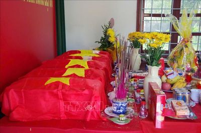 Lấy mẫu ADN tại các phần mộ liệt sĩ chưa xác định danh tính ở Mèo Vạc