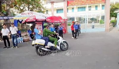 Chiến sĩ công an chở thí sinh ngủ quên đến điểm thi