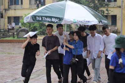 'Nhịp cầu ô xanh' giúp sĩ tử Thủ đô vượt mưa lớn