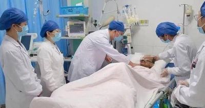 Người đàn ông 58 tuổi đột ngột tử vong sau khi nôn mửa, bác sĩ cảnh báo thói quen 'cực độc'
