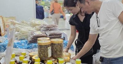Hàng giá rẻ bủa vây trên 'chợ điện tử', hàng Việt giữ khách bằng gì?