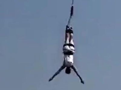Nhảy bungee từ độ cao 30 mét, du khách rơi thẳng xuống hồ vì dây bất ngờ đứt