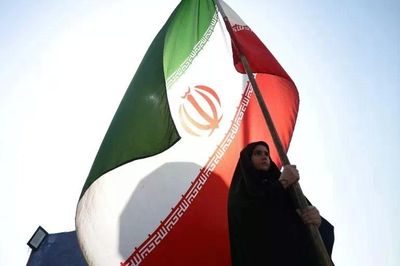 Mỹ không kích Iran, eo biển Hormuz đóng cửa: Căng thẳng Trung Đông leo thang nguy hiểm