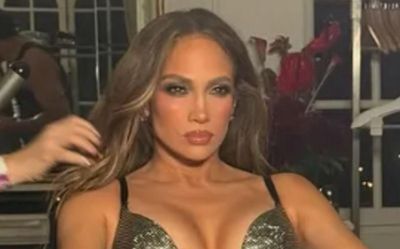 Jennifer Lopez tạo dáng táo bạo trong bộ bodysuit đính đá